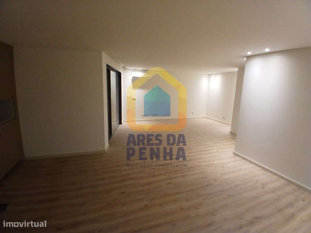 Apartamento T2+1 com Varanda e Garagem-9