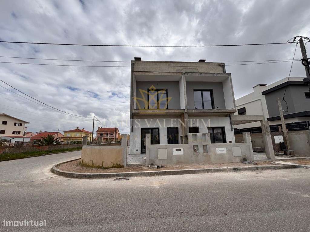 MORADIA GEMINADA -TRIPLEX T4 COM 3 WC
FERNÃO FERRO-1