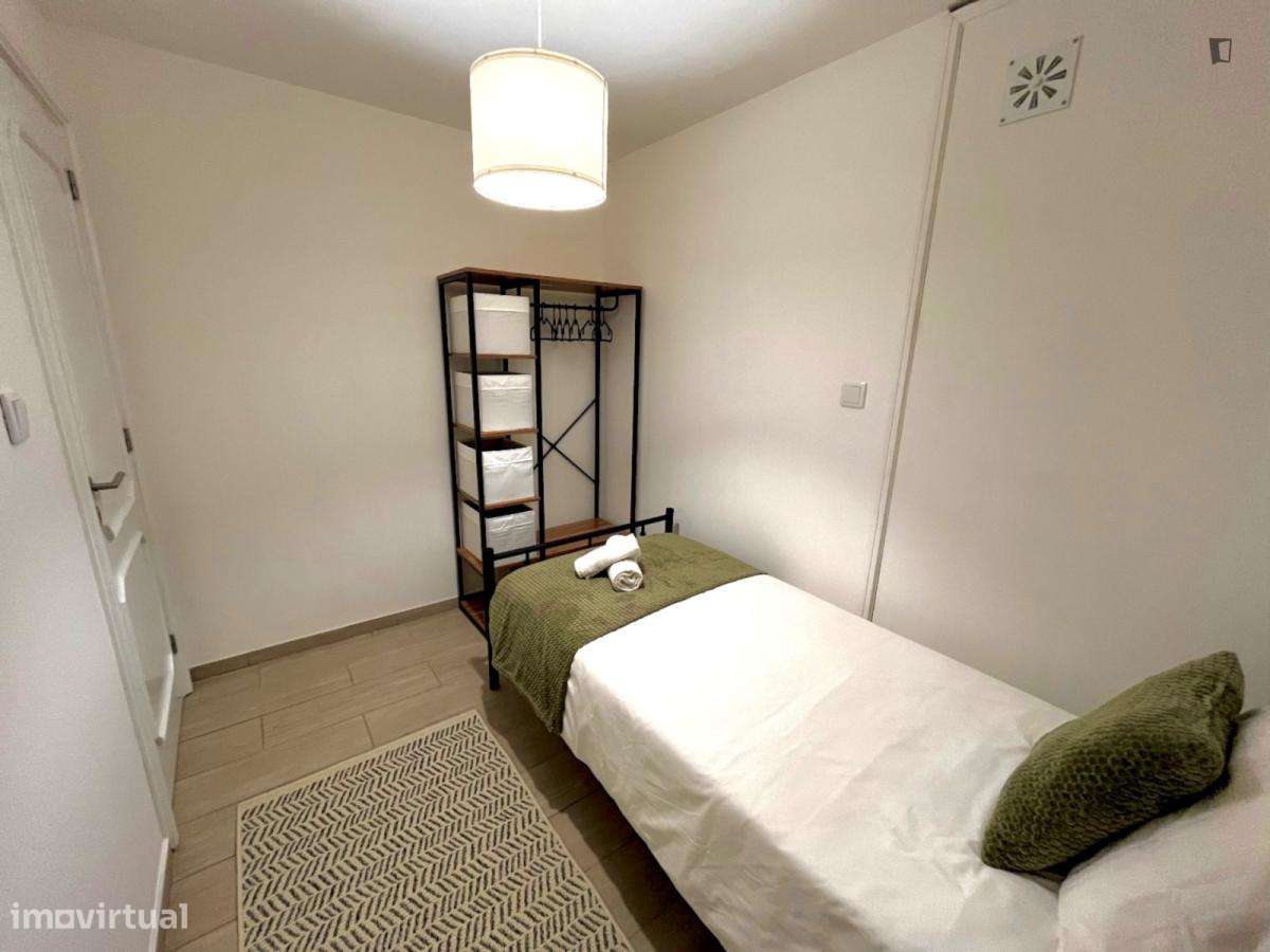 Quarto - localizado em Custóias Porto - Grande imagem: 2/17