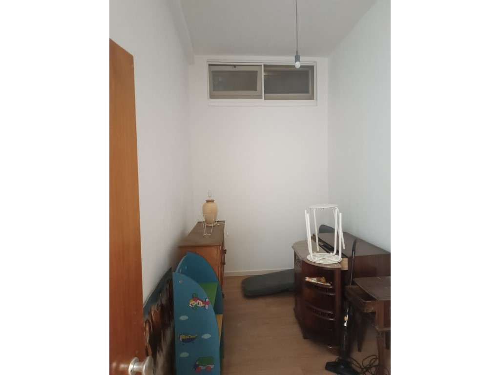 Espaço Comercial com +10 divisões, composto por várias divisões com...-9