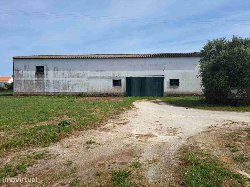 Armazém com 373m2 de área bruta de construção e terreno com 4142 m2...-0