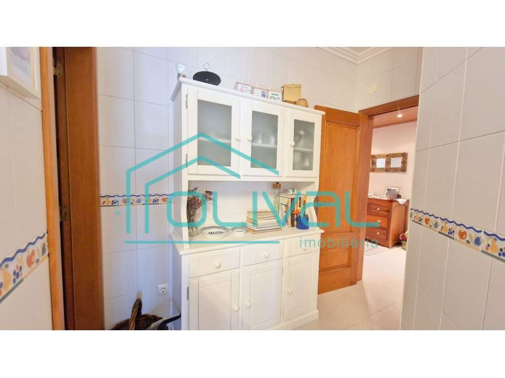 T4 com Arrecadação e Garagem Box no Centro de Benavente - Excelente...-8