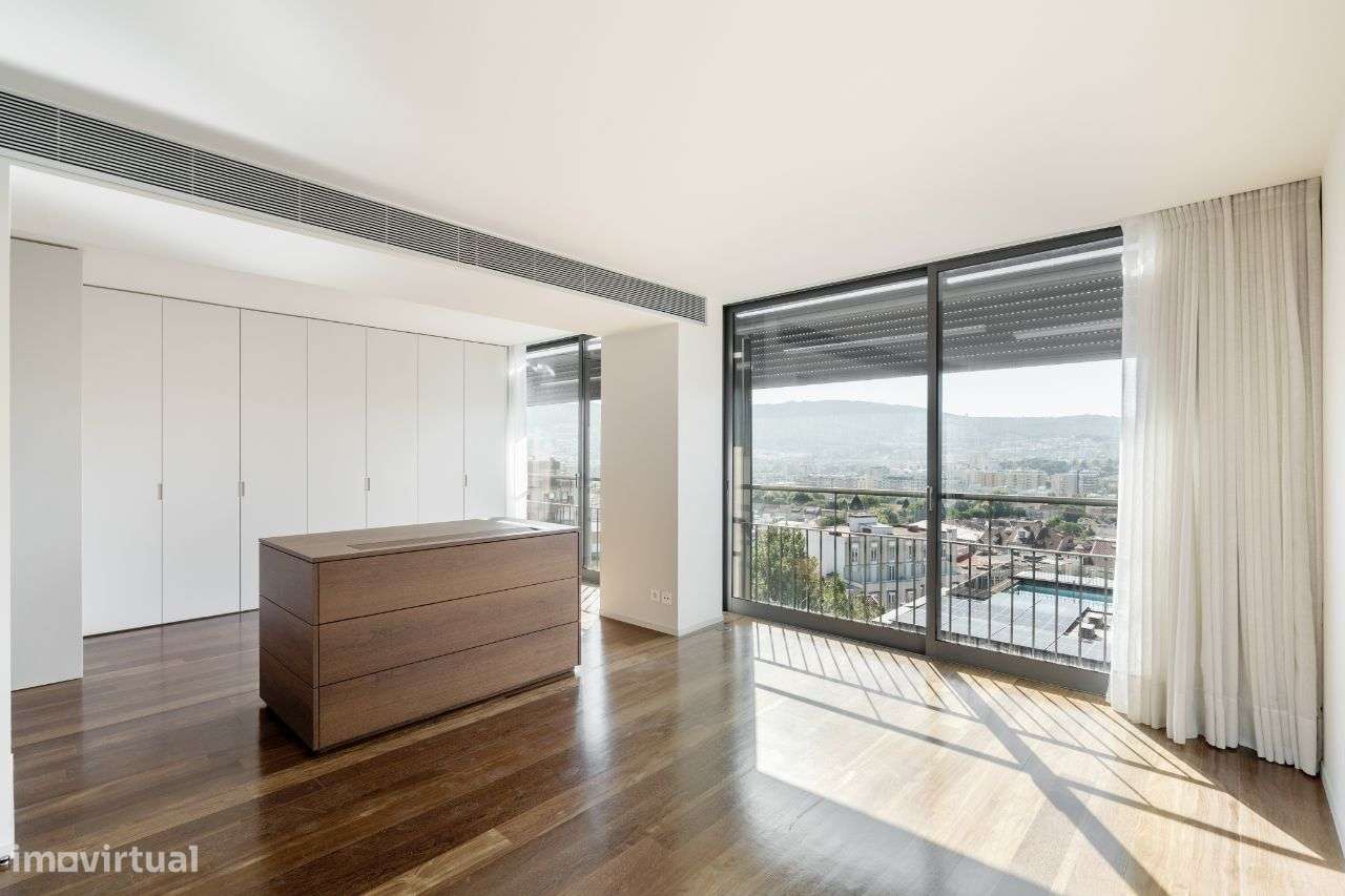 Penthouse Luxuosa com Piscina e Vistas 360º no Coração de Braga-32