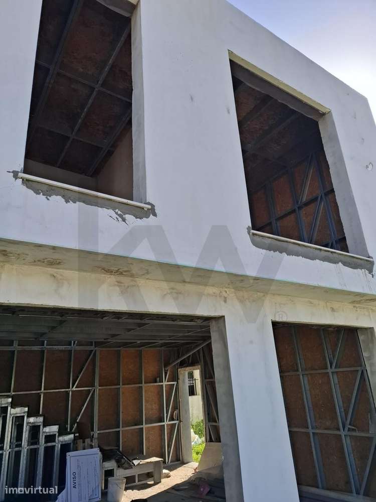 Lote de terreno com projecto de construção em curso | Moradia T3 isola-25