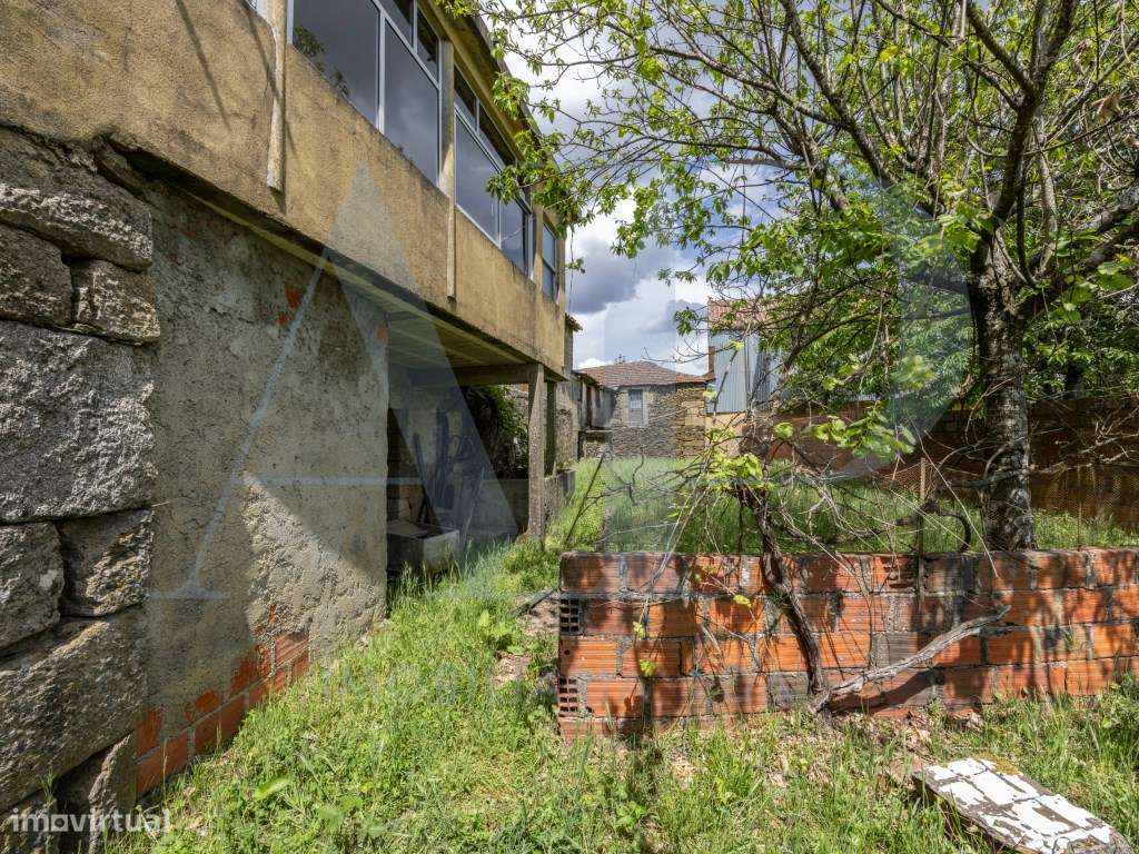 Conjunto de moradias em pedra com terreno no centro de São Vicente ...-9