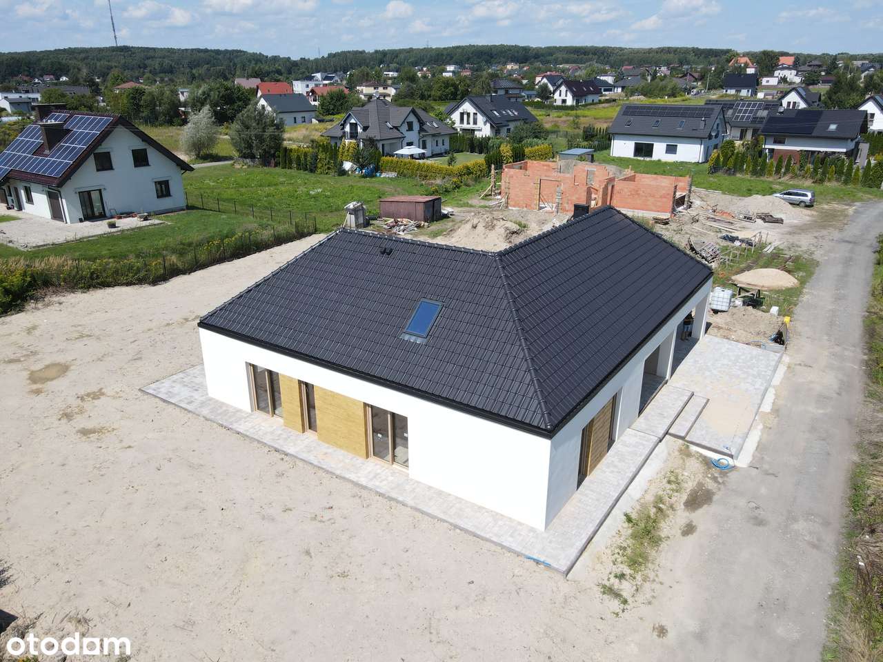 Atrakcyjny nowy dom na dużej działce 7 pokoi.-4