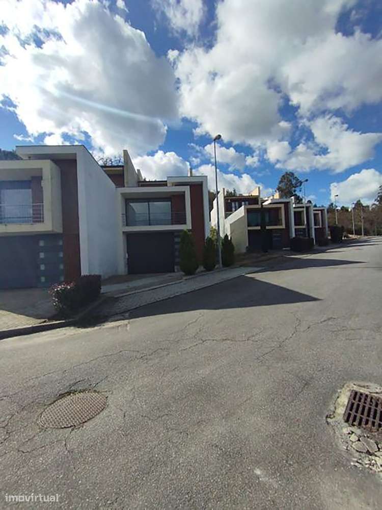 Moradia Gaveto em Estrutura a 3 minutos do centro de Vila Verde-6