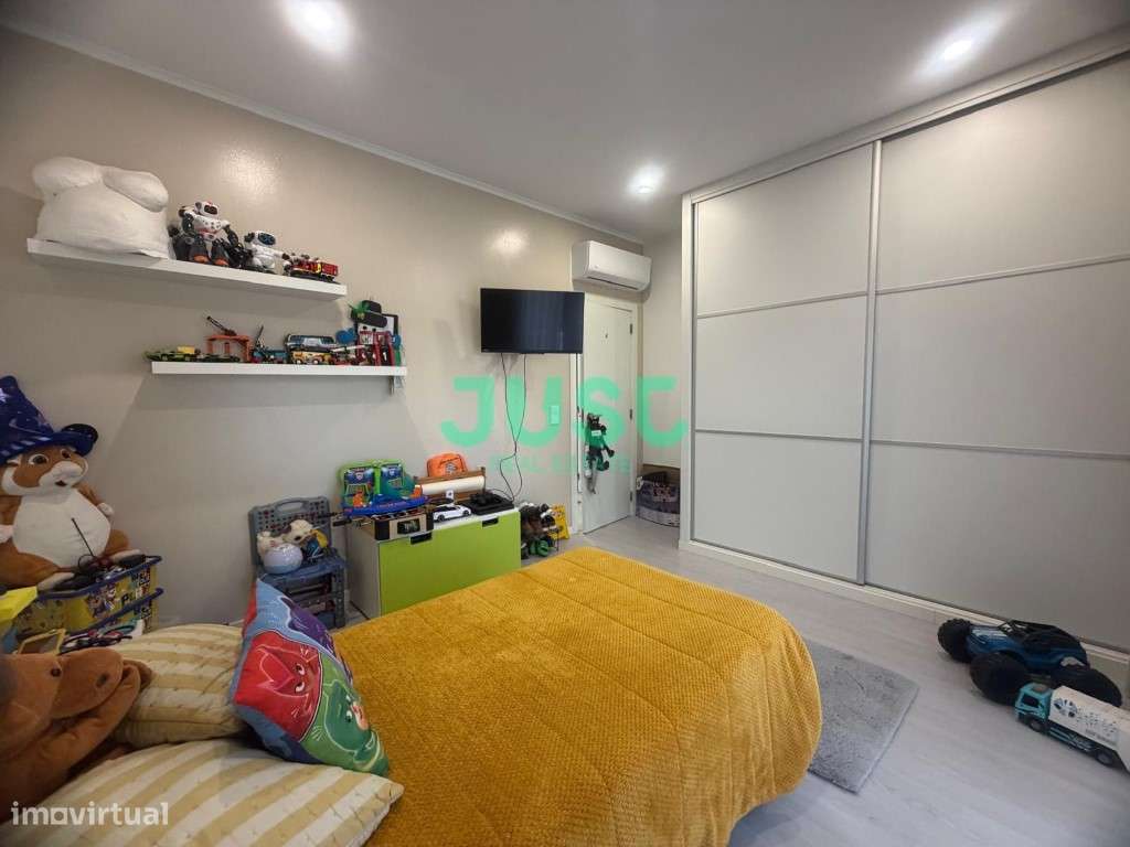 Moradia isolada, T3, seminova com garagem e piscina na Quinta do Conde-38