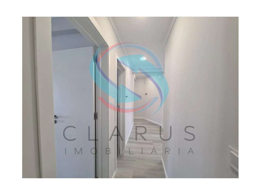 Apartamento T4 totalmente remodelado-8