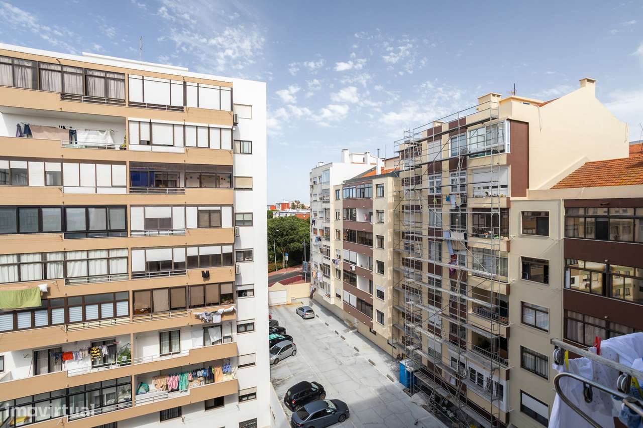 Apartamento T2 Remodelado com Vista Desafogada sobre o Tejo no Centro-23