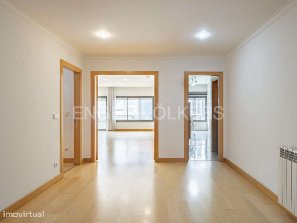 Luminoso T3 com Grandes Áreas na Av. Columbano Bordalo Pinheiro - Grande imagem: 4/25