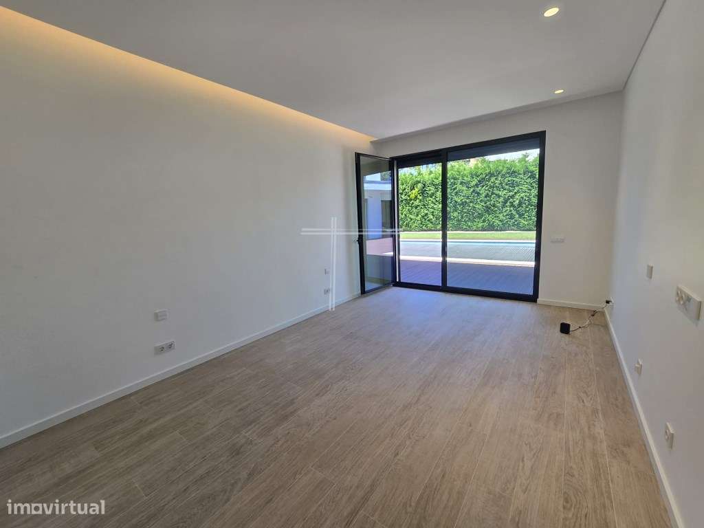 Moradia isolada T4, arquitetura contemporânea com garagem e piscina...-26