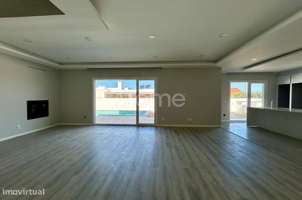 Moradia T4 com piscina, suíte e garagem em Azeitão-10