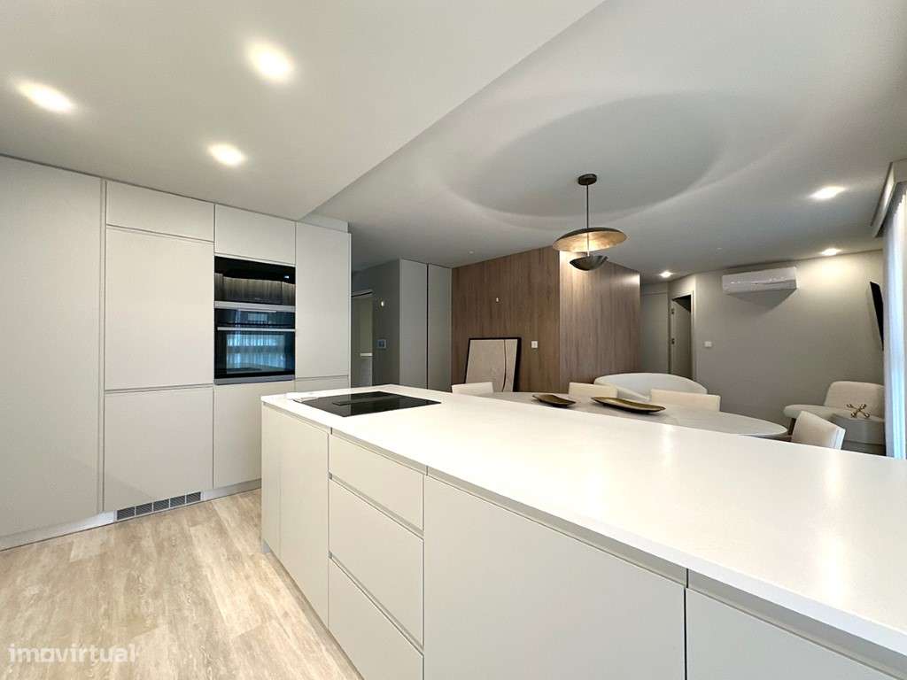 Apartamento T3 com garagem em palacete renovado em Lisboa-3