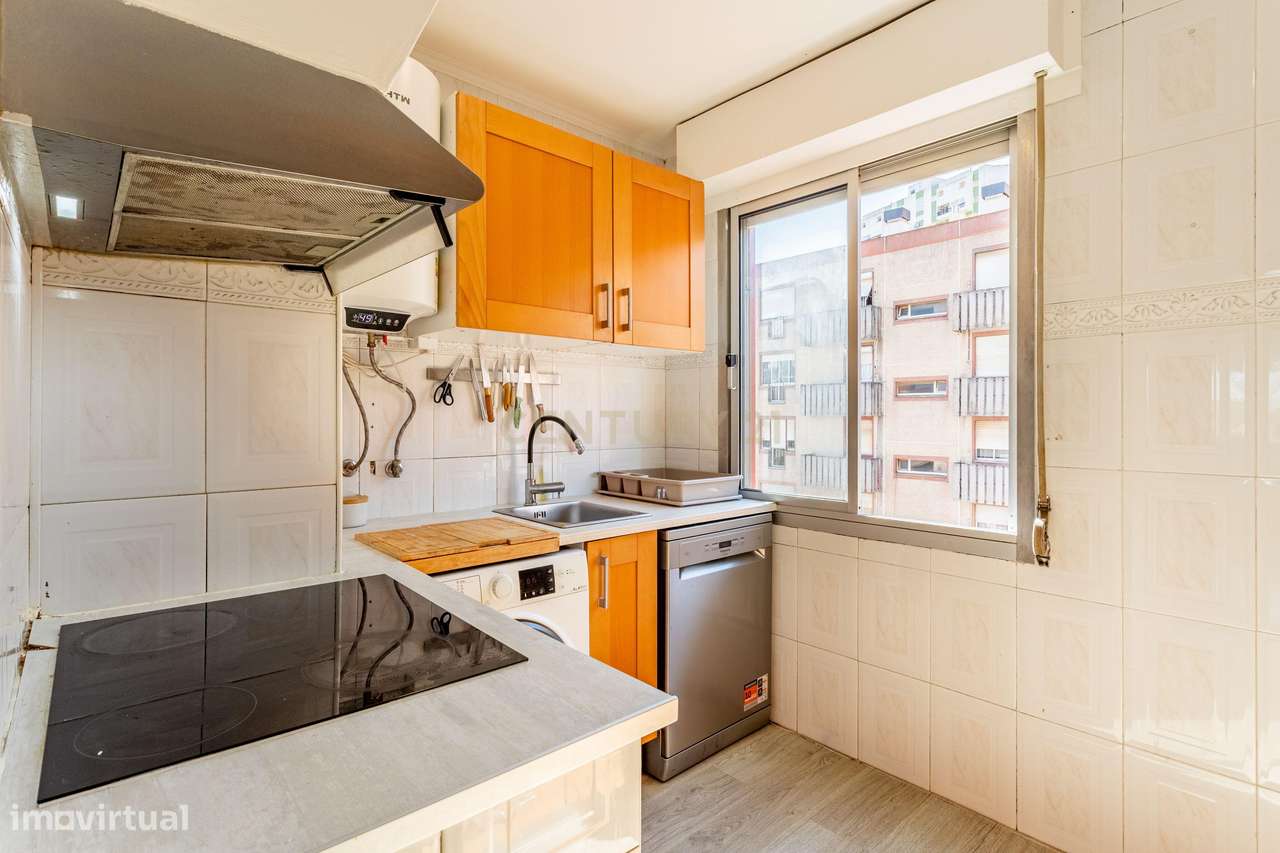 Apartamento T2 com vista desafogada em Santo António dos Cavaleiros-5