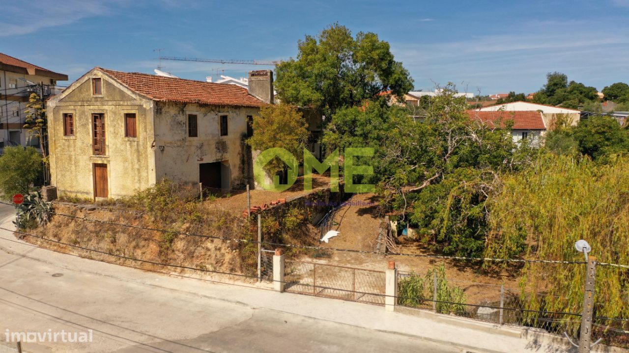 Moradia para restauro no centro da cidade de Ourém