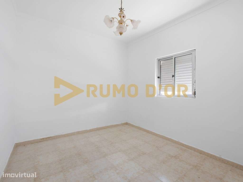 Quinta com 3 moradias e 3 garagens em Abrigada-15