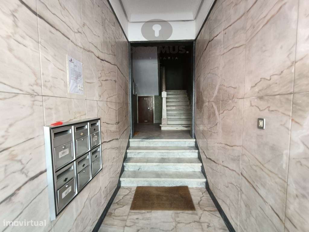 Apartamento T2+1 Renovado na Buraca-23