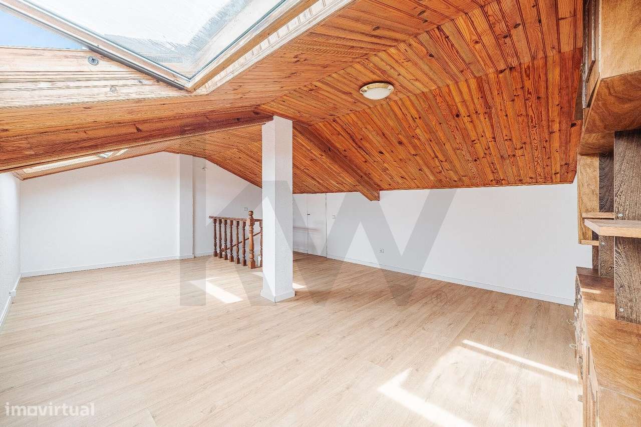 Moradia T3 em banda no Alto do Lagoal — luz natural, espaço e funciona-28