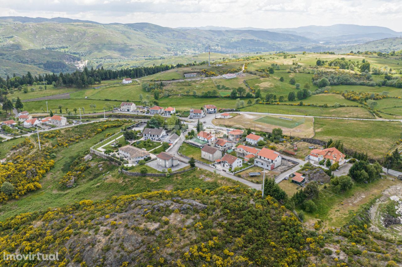 Terreno com 731m2 em Viade de Baixo (Pisões)