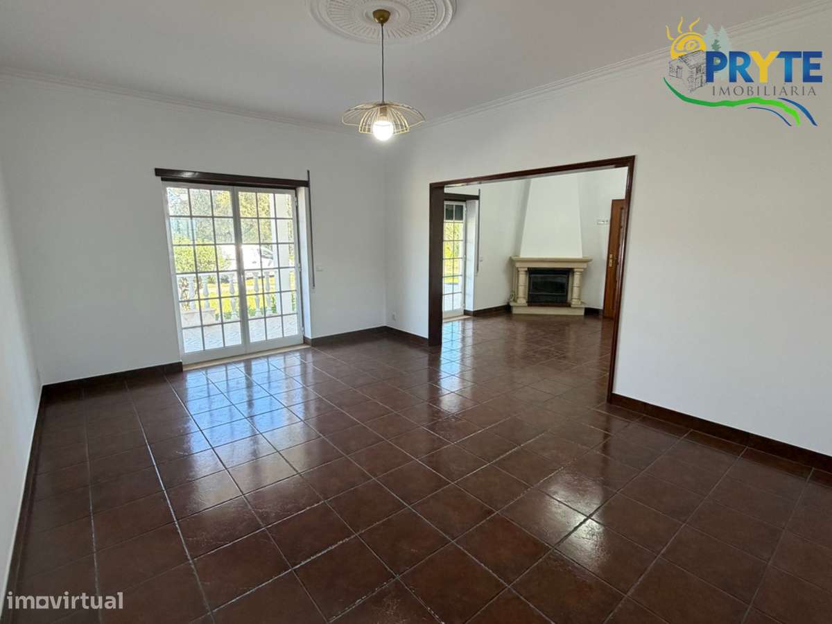 Moradia em Excelentes Condições com Amplo Terreno - Oportunidade Única-31