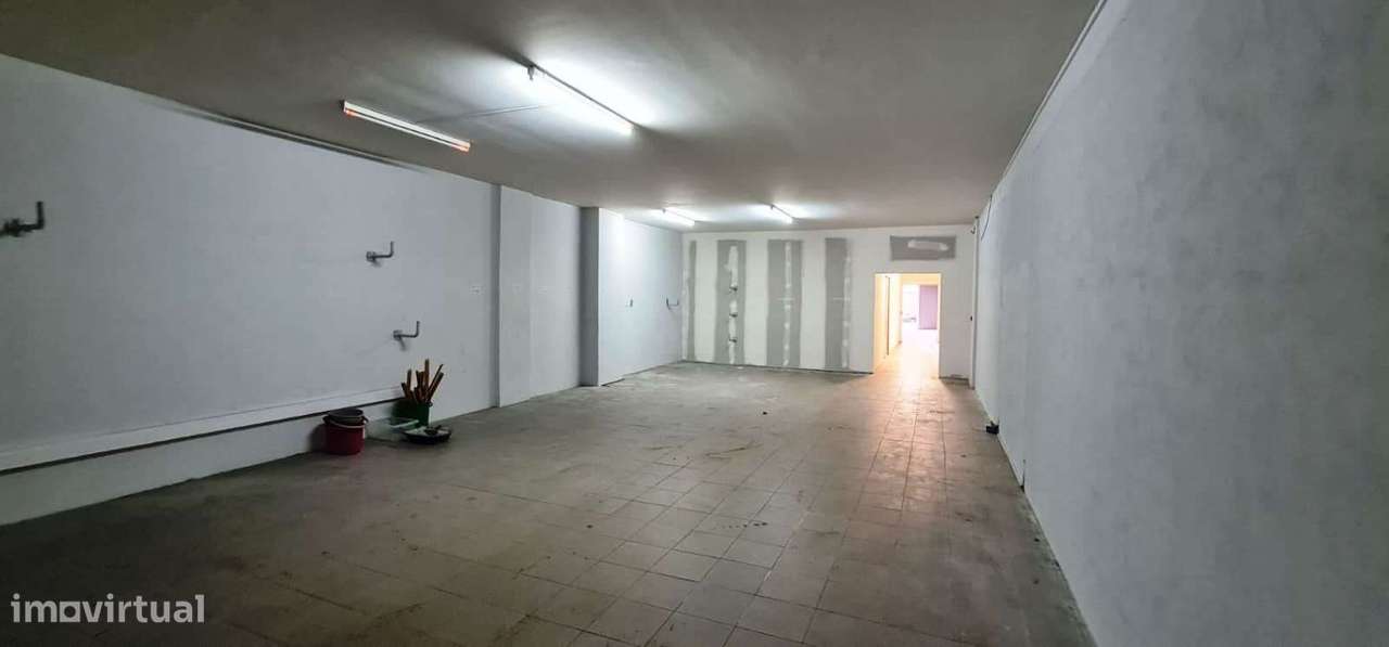 Armazém com 280 m² em Lomar, em plena cidade de Braga, próximo à P - Grande imagem: 3/23
