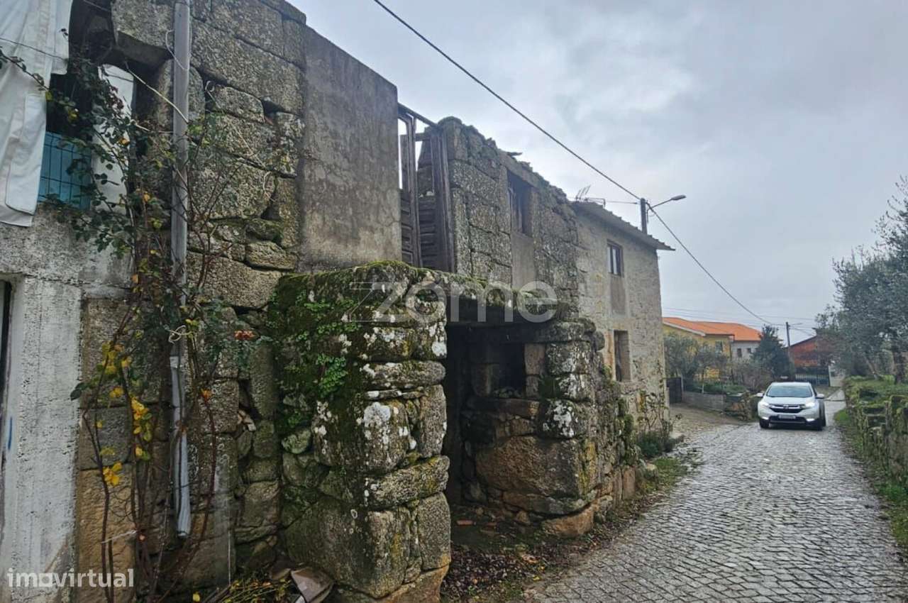 Vende-se casa em ruína localizada na Rua do Grichão, na aldeia de P... - Grande imagem: 3/5