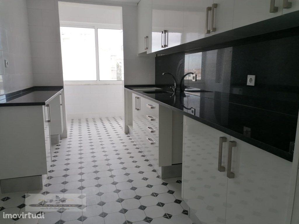 Apartamento T3 remodeldo no Feijó ,com boas áreas.