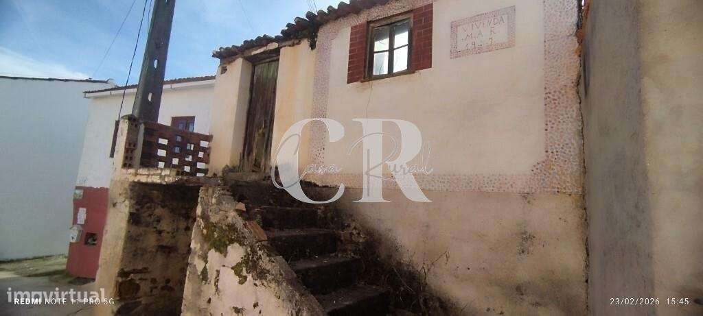 Moradia T3 com vários anexos, terreno e poço-49