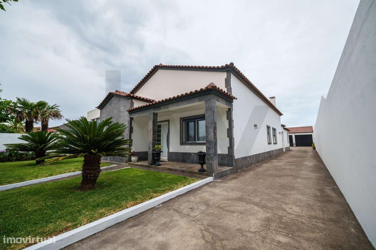 Moradia T2 nos Mosteiros – Conforto, tranquilidade e proximidade do ma-2
