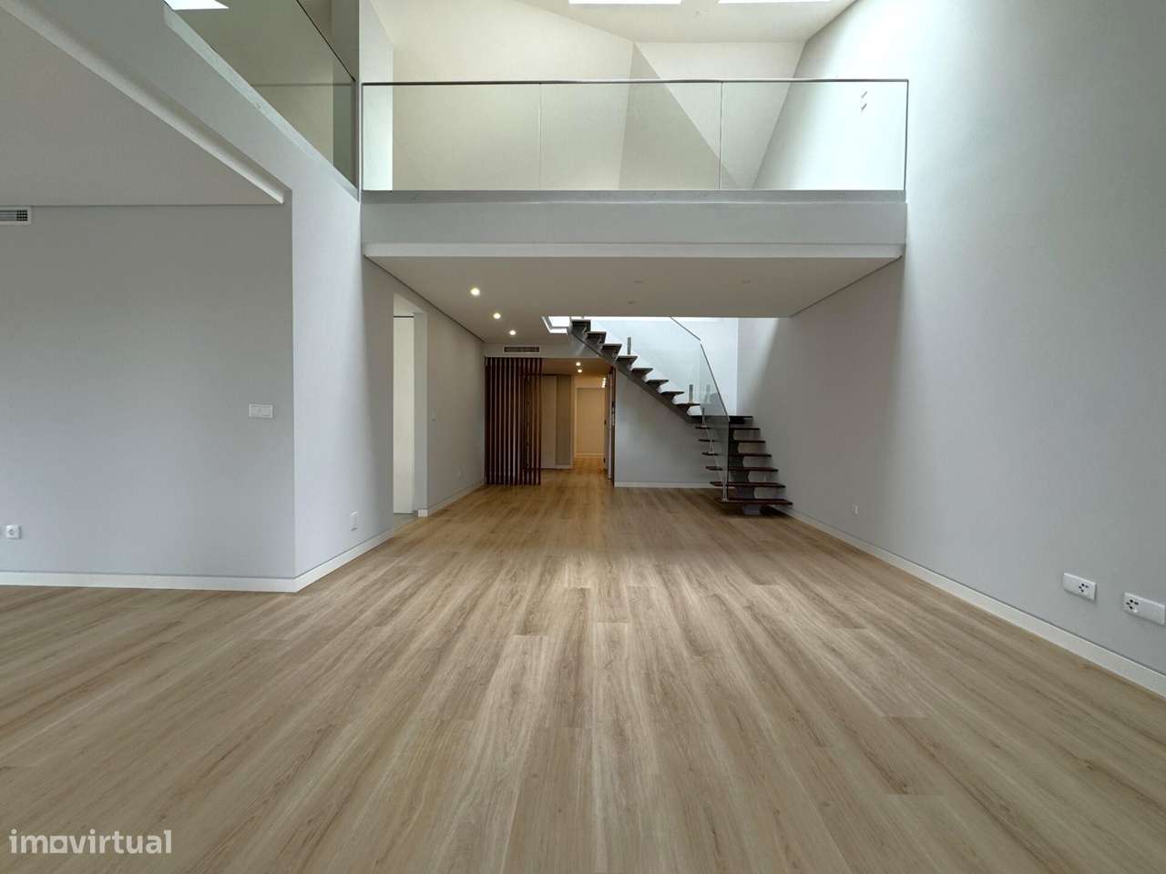 Apartamento T3 novo com estacionamento no centro de Carcavelos - Grande imagem: 5/56