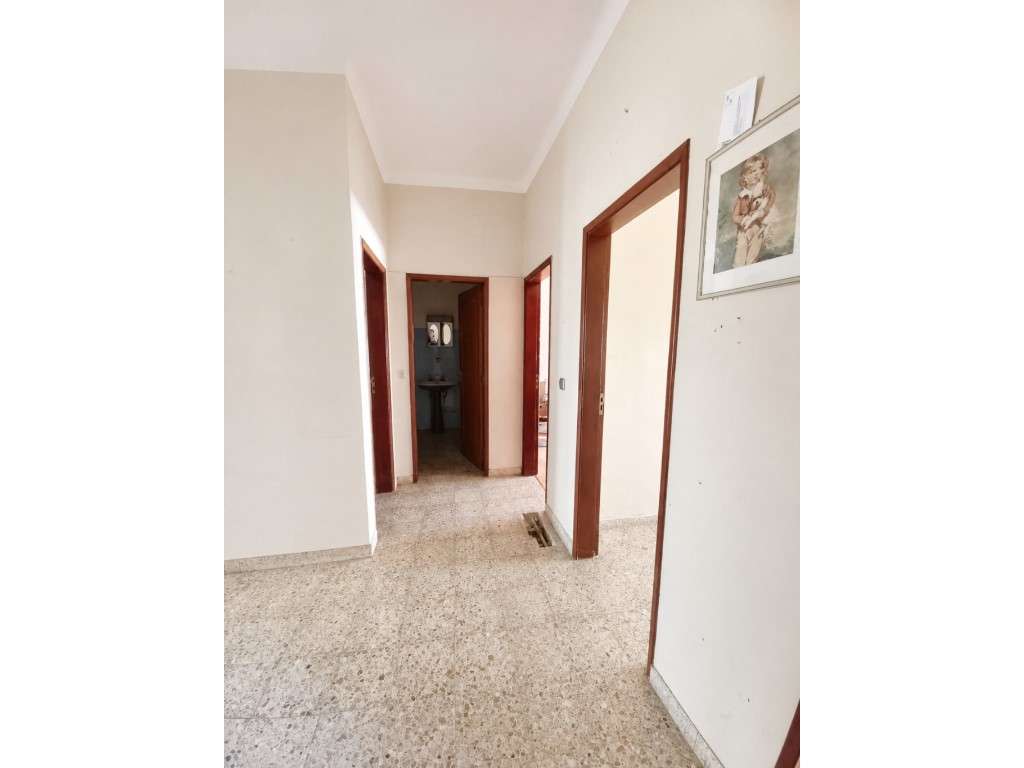 Moradia com 232 m², terreno de 630 m², piso inferior ao nível do ja...-11