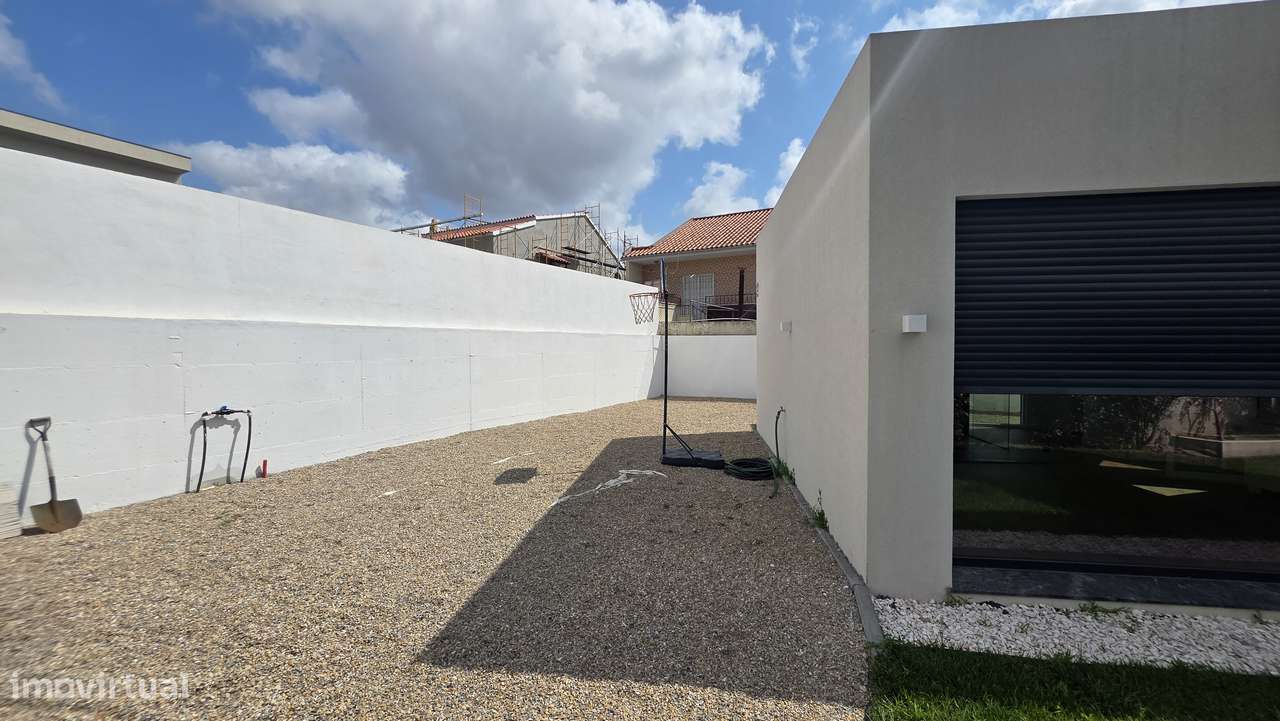 Viva numa moradia T4 isolada com jardim e vista mar-36