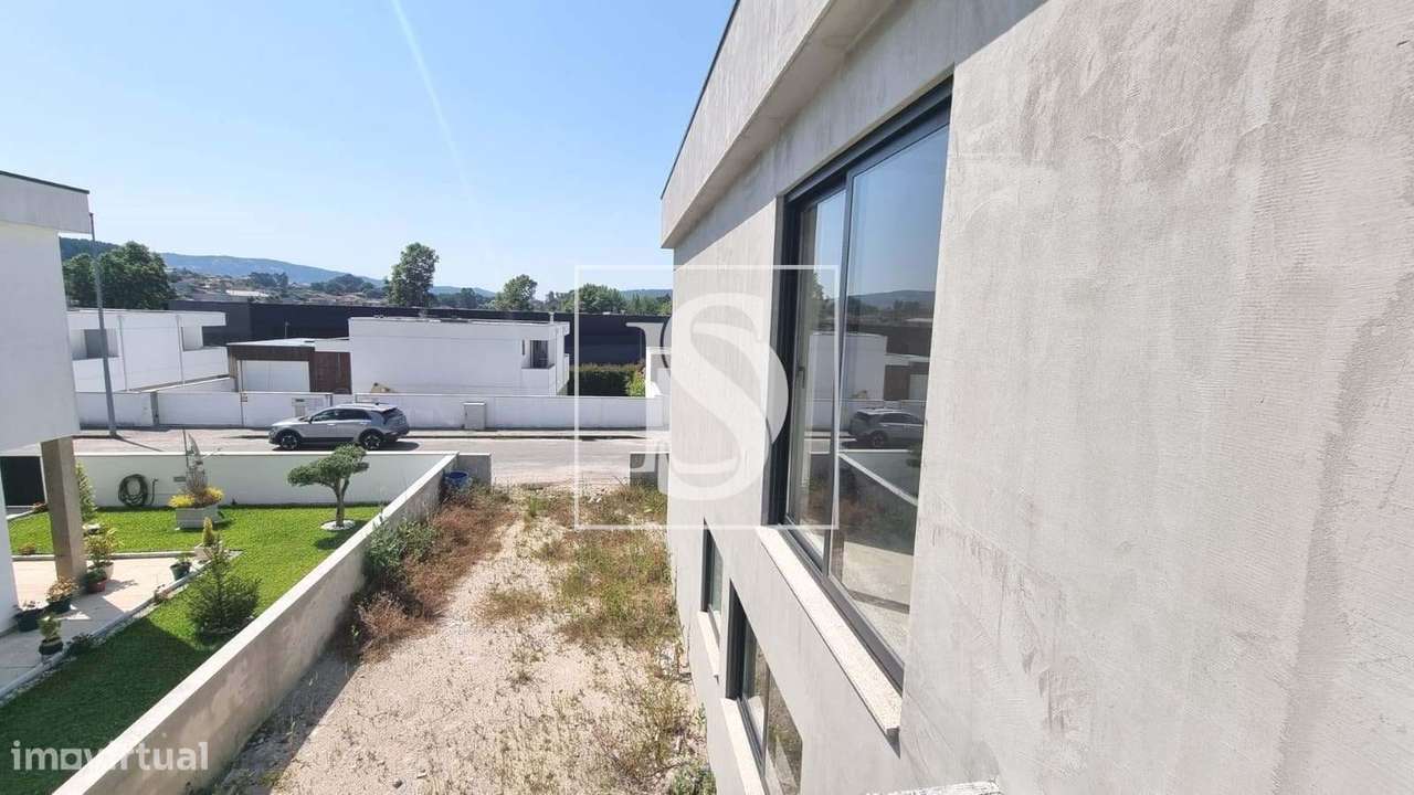 Moradia T3 independente, em construção, na Póvoa de Lanhoso-6