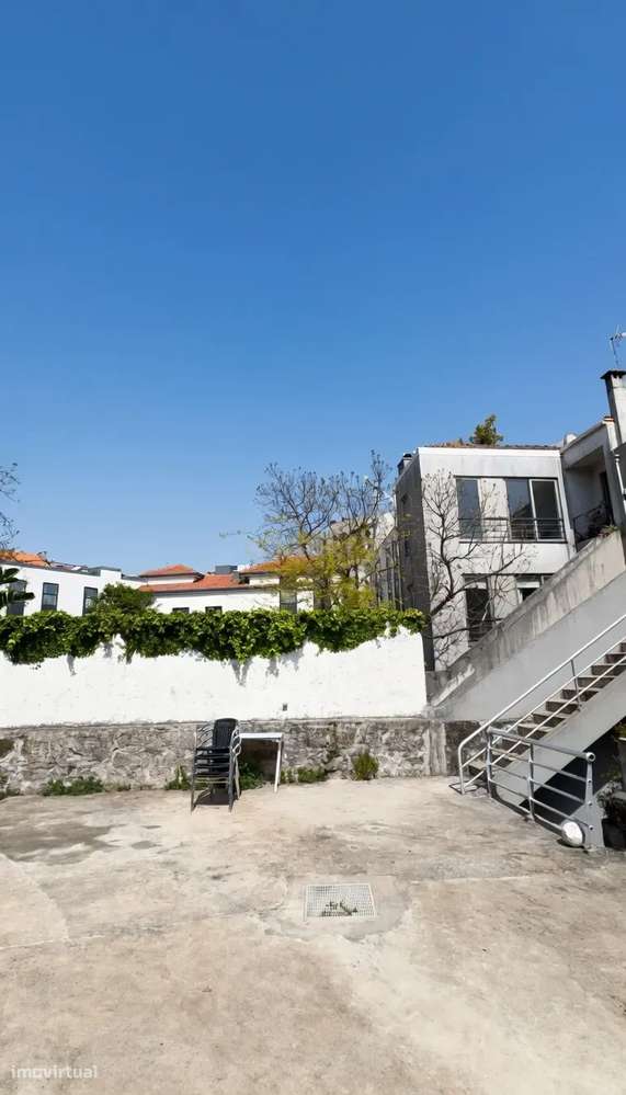 T2 Renovado no centro do Porto – Acesso direto a pátio + arrumo com lu-17