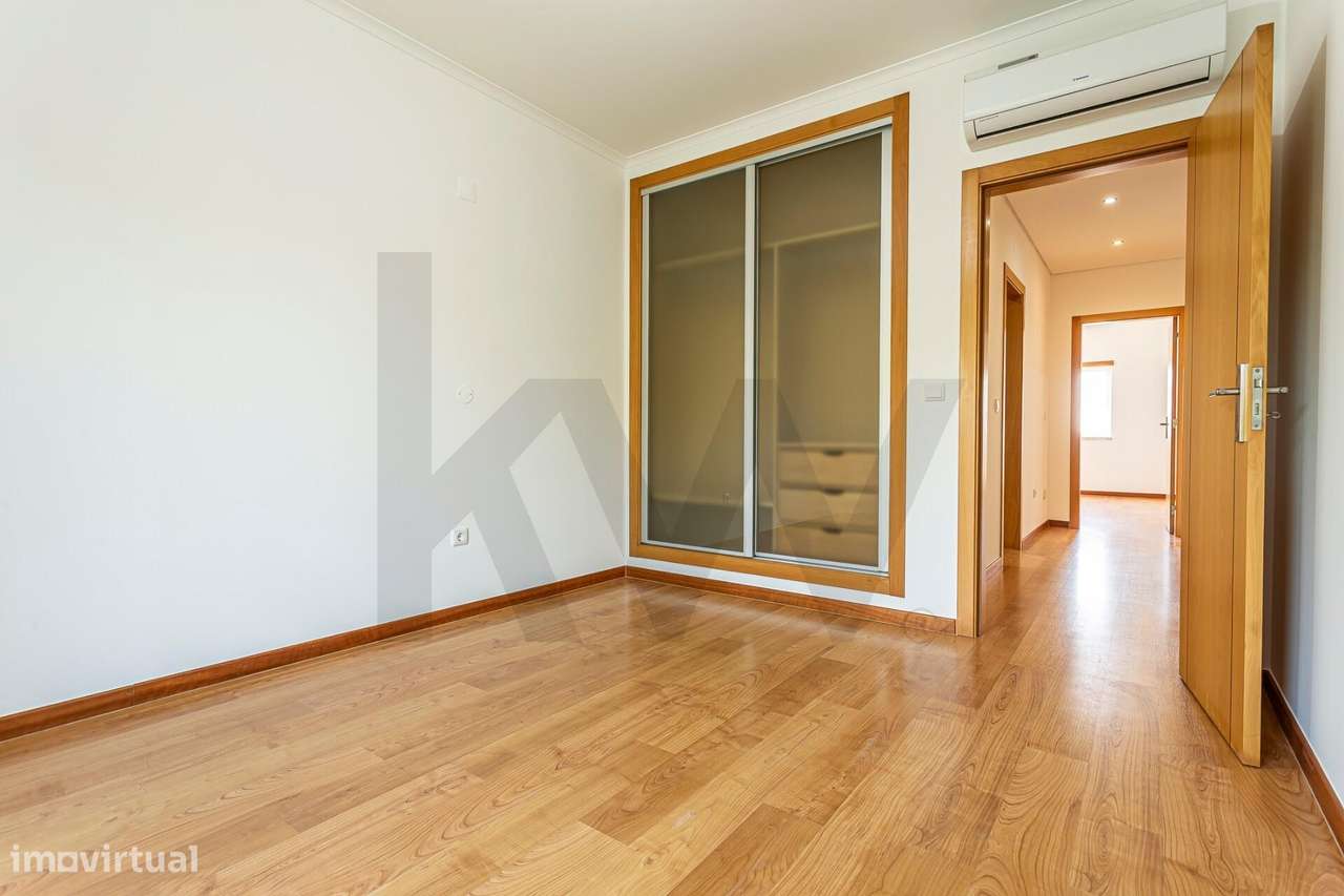 Apartamento T3 Duplex com aproveitamento superior | 5 Quartos | Garage-25