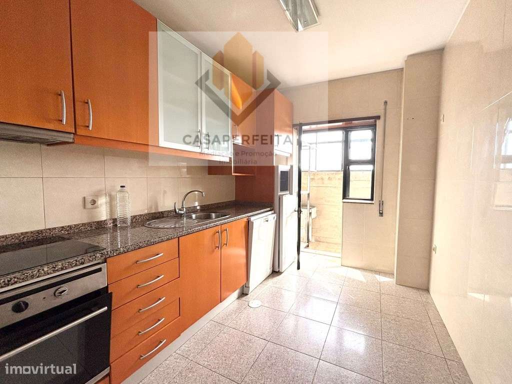 Apartamento T2 com Varanda Fechada e Lugar de Garagem - Junto ao El... - Grande imagem: 4/26