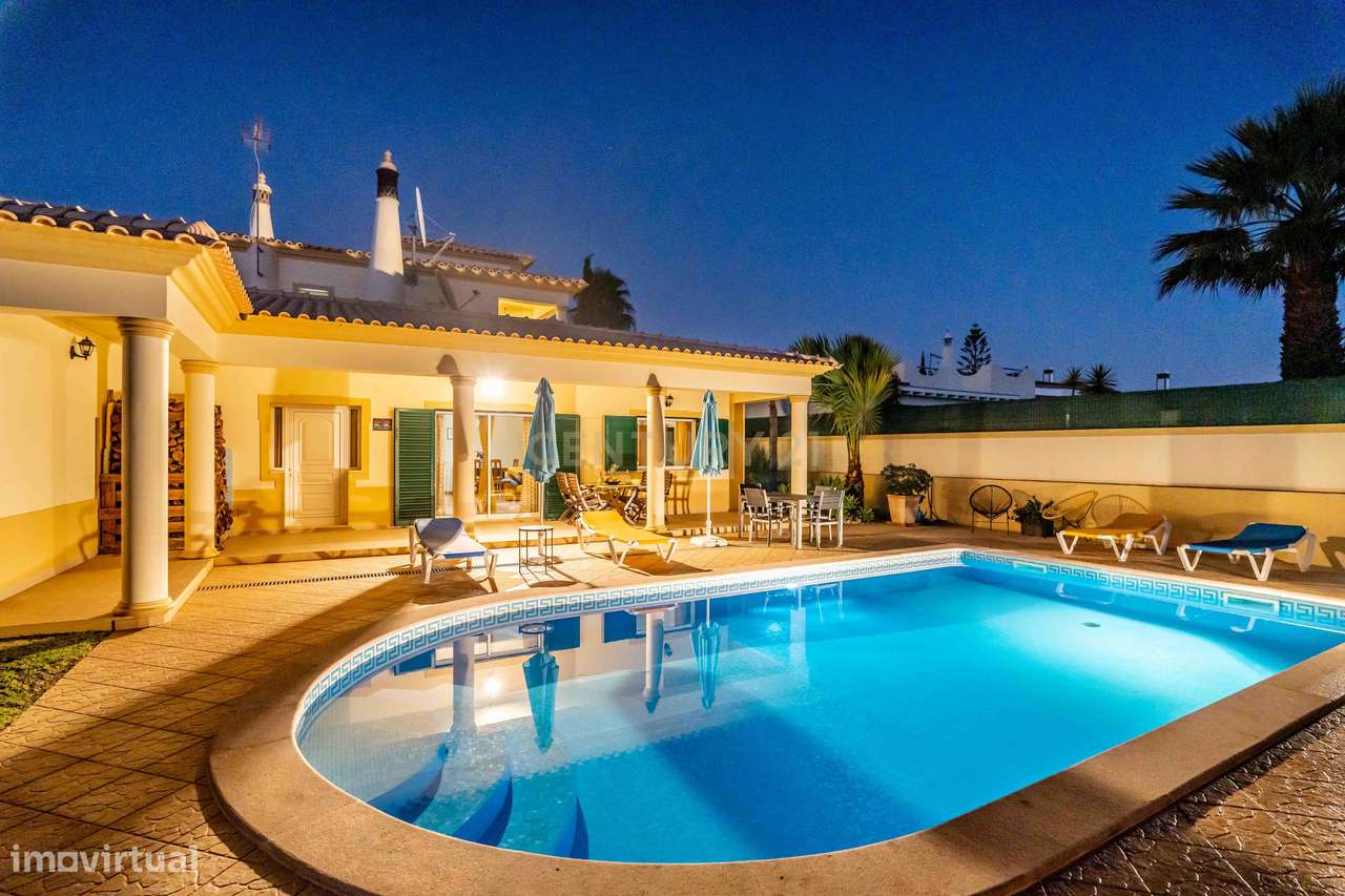 Moradia com 4 Quartos + 3 Apartamentos Independentes com Piscina e Alo - Grande imagem: 3/39