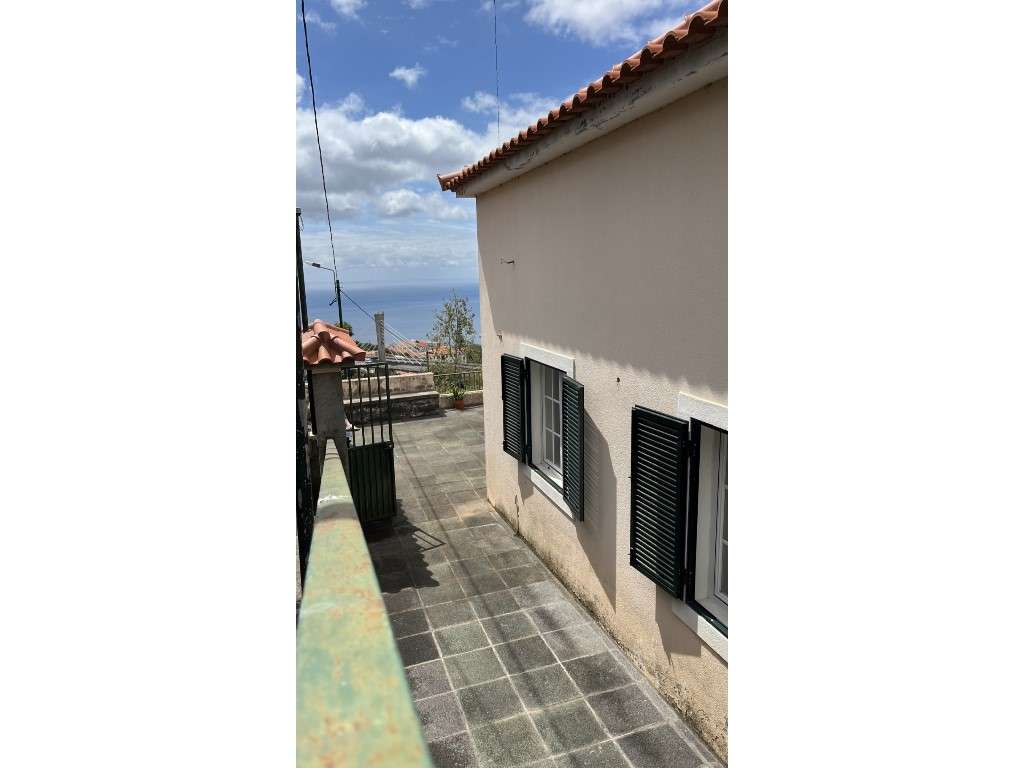 Moradia T2 com terreno de 432 m² no Funchal-3