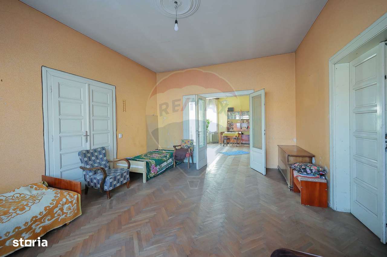 Casă Evreiască de Vânzare, Singur în Curte în zona Ultracentral-7