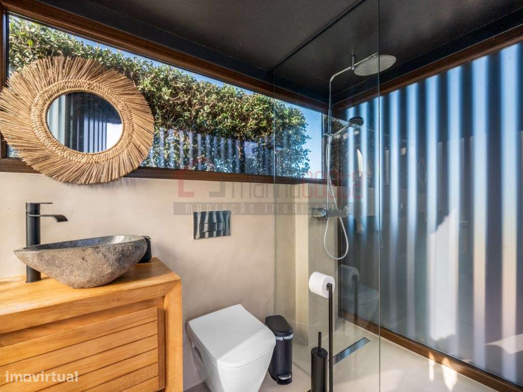 Moradia de Luxo T3 com Piscina e Vista Mar-7