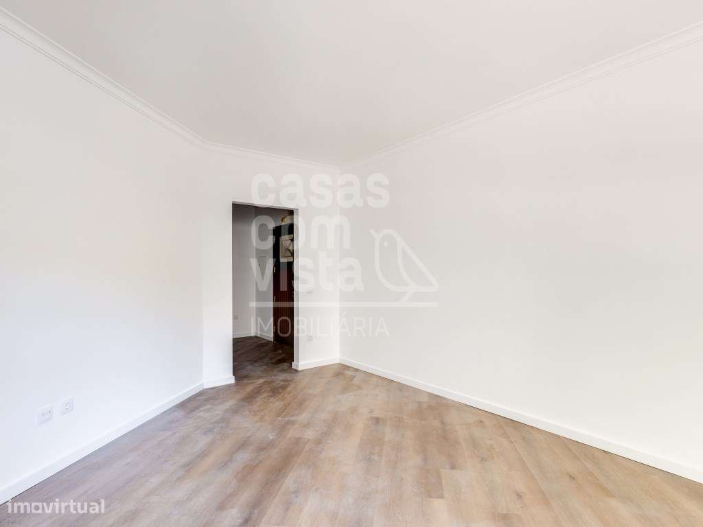 Apartamento T2 Rés do Chão com garagem privativa, e a localização i...-7