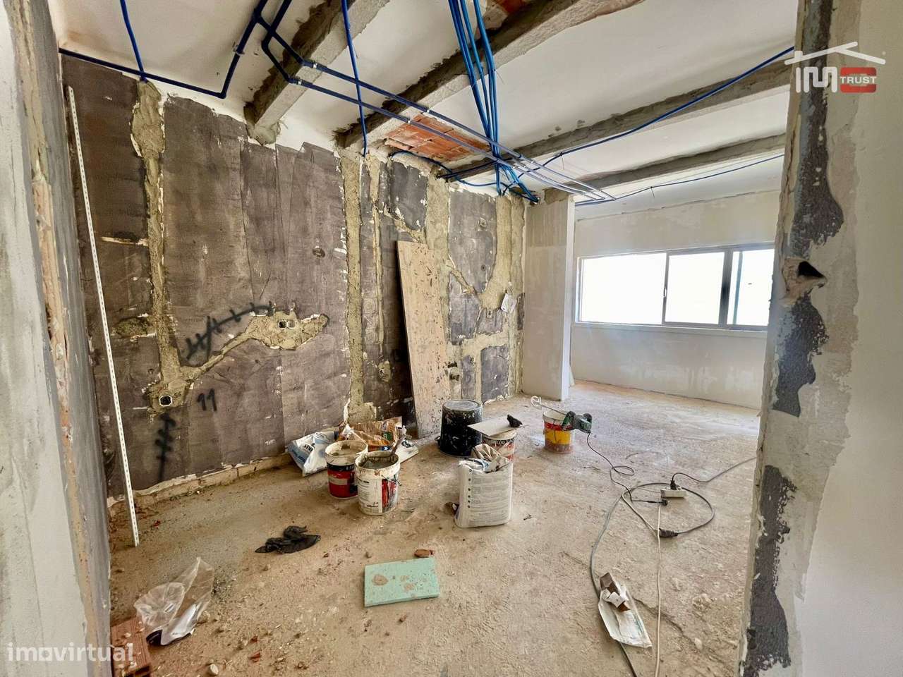 T3 Totalmente Remodelado com Suite e Varanda no Alto do Seixalinho-15