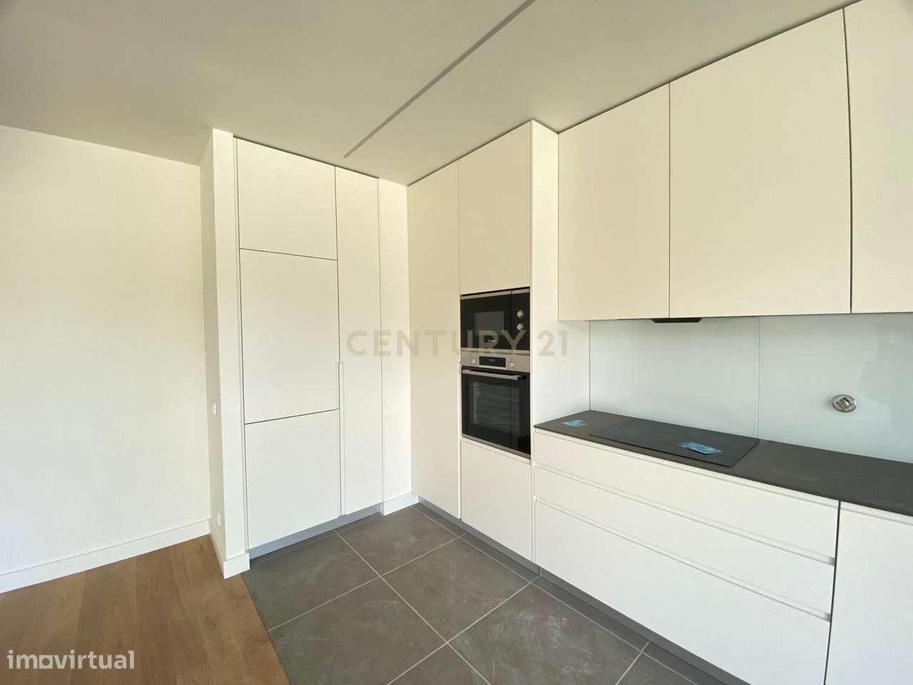 Apartamento T2 Novo com varanda, estacionamento, arrumo e fantásticas - Grande imagem: 5/48