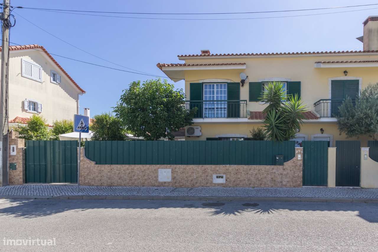 Moradia geminada de tipologia T3 com piscina, garagem e jardim-6