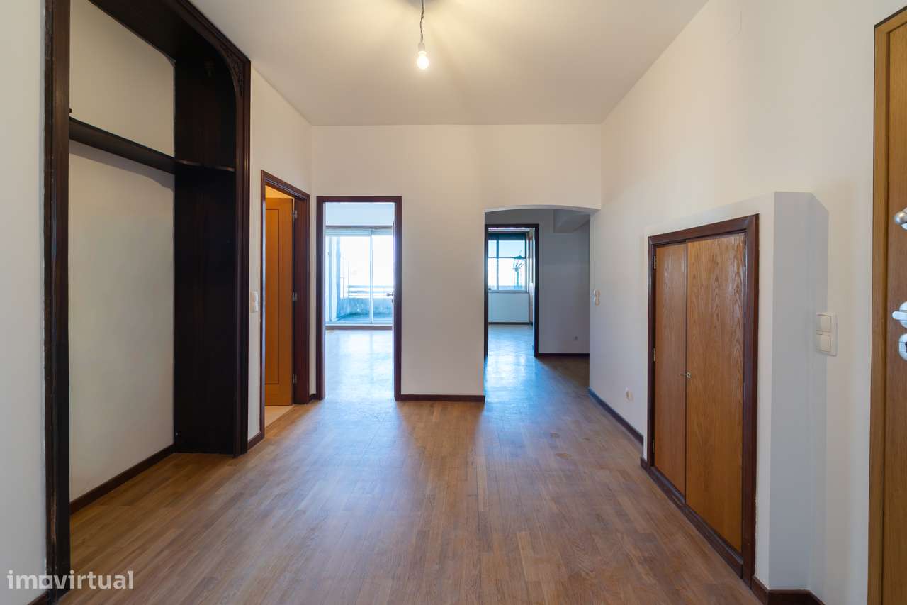 T5 Penthouse na Av Fernão Magalhães - Centro do Porto com Terraço-25