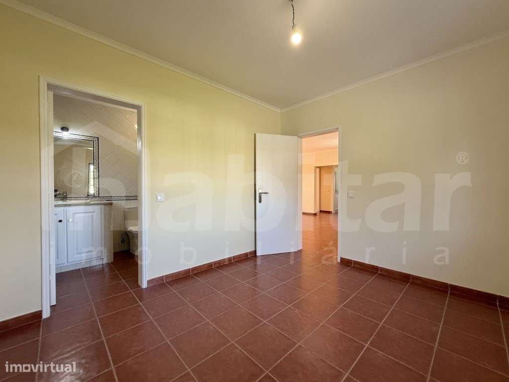 Moradia com Garagem, Piscina e Jardim - Excelente Oportunidade!-7