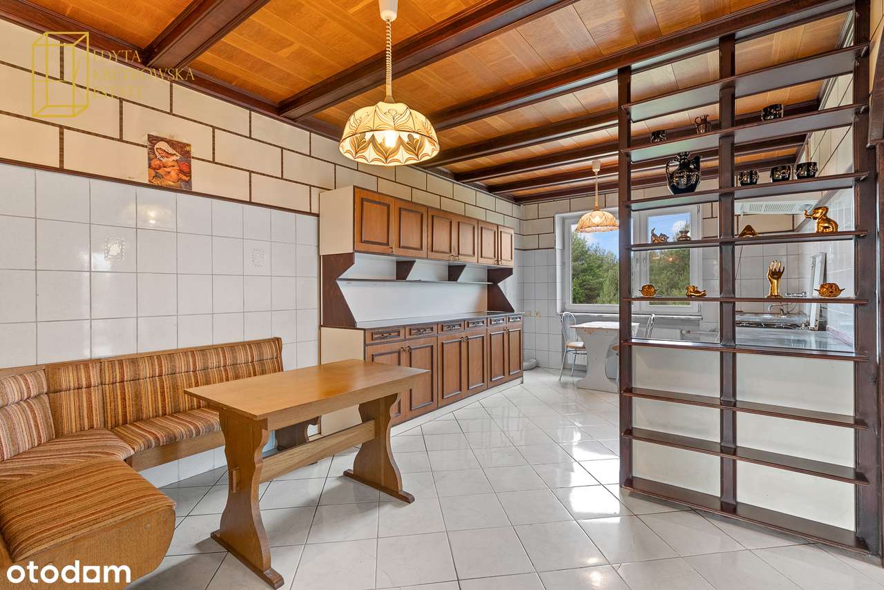 Dom w otoczeniu terenów zielonych-12