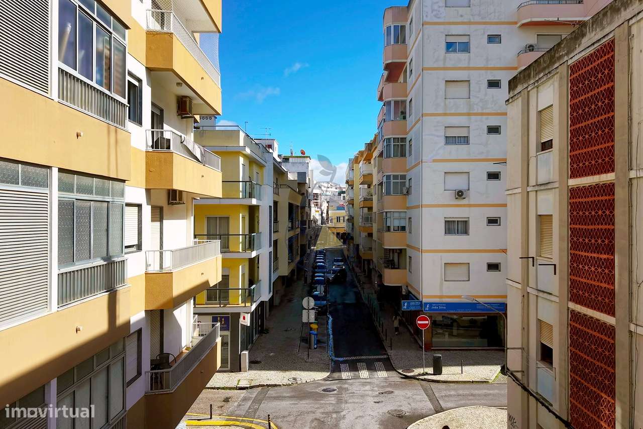 Loja centro da Cidade com Rés Chão e  Cave - Portimão - Grande imagem: 4/38