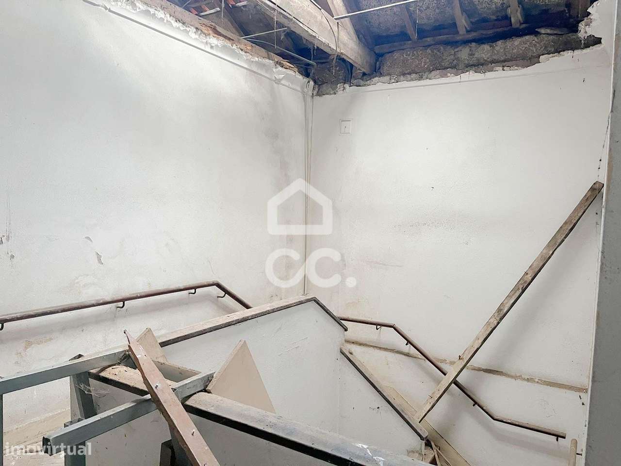 Prédio com Loja de 489 m² e 2 Apartamentos no Coração de Vila Nova de-25